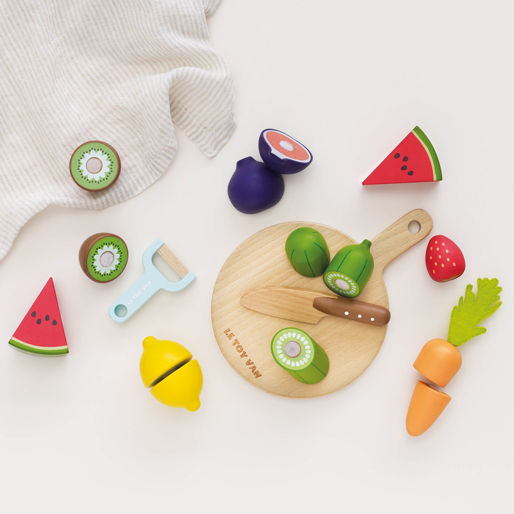 Wooden Chopping Board & Sliceable Play Food - Image 4